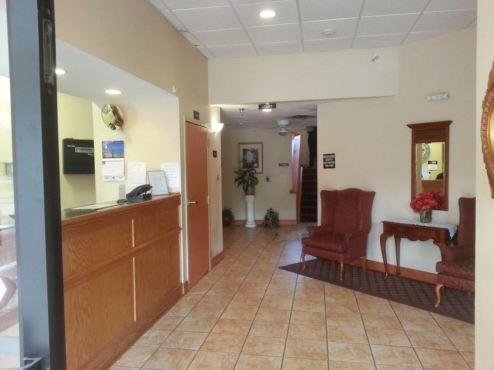 Super 8 by Wyndham Pascagoula photo 2