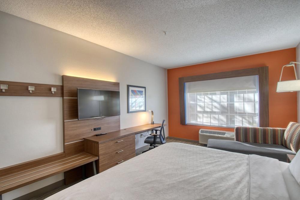 Holiday Inn Express Hotel & Suites Oshkosh by IHG photo 23