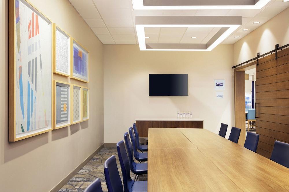 Holiday Inn Express and Suites Colby by IHG photo 26