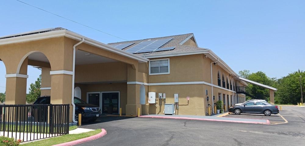 Red Roof Inn Canton, TX photo 22