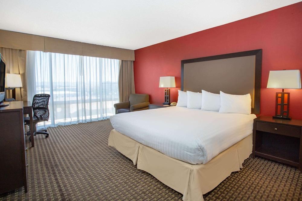 Holiday Inn Express & Suites Phoenix Midtown by IHG photo 48