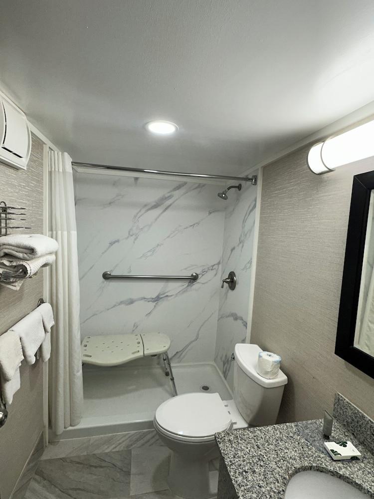 Finger Lakes Inn & Suites photo 17