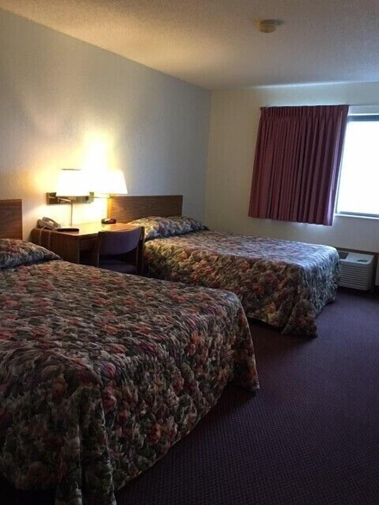 Clarion Hometown Inn photo 18