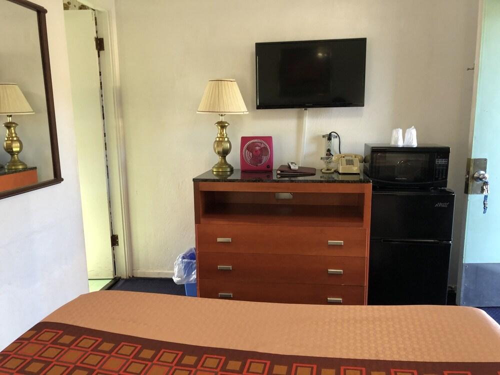 Best Budget Inn photo 21