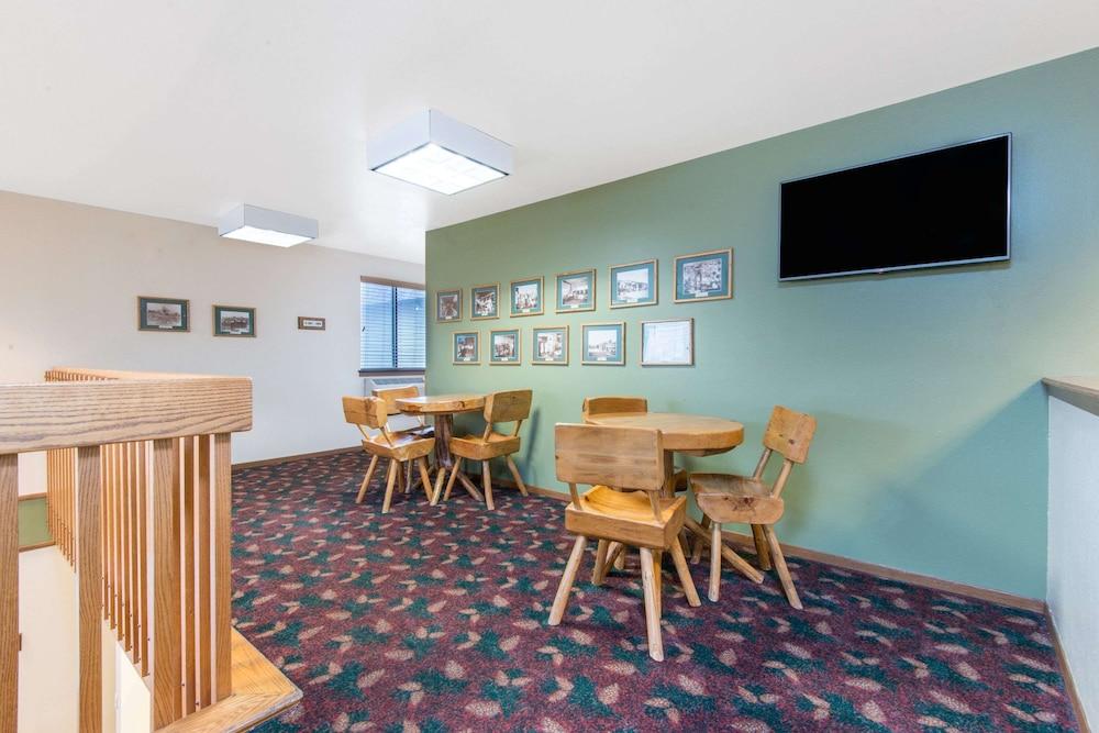 Super 8 by Wyndham Buffalo photo 21