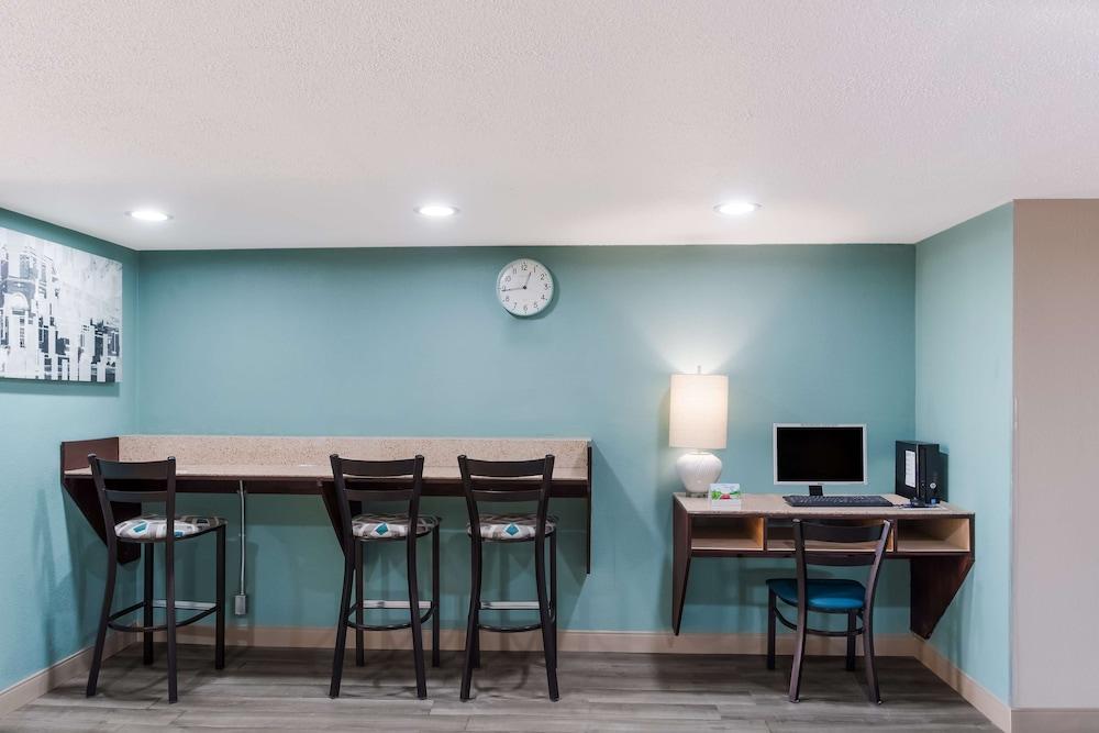 SureStay Plus Hotel by Best Western Greenwood photo 32