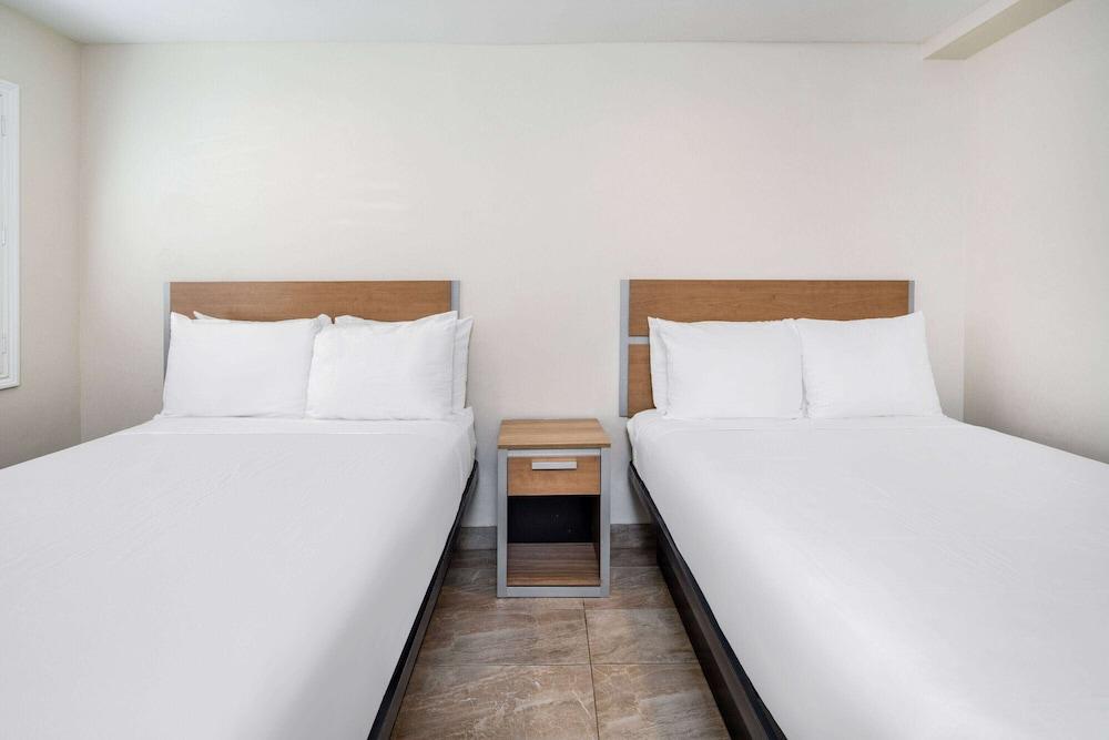 Super 8 by Wyndham Bakersfield Ca photo 12