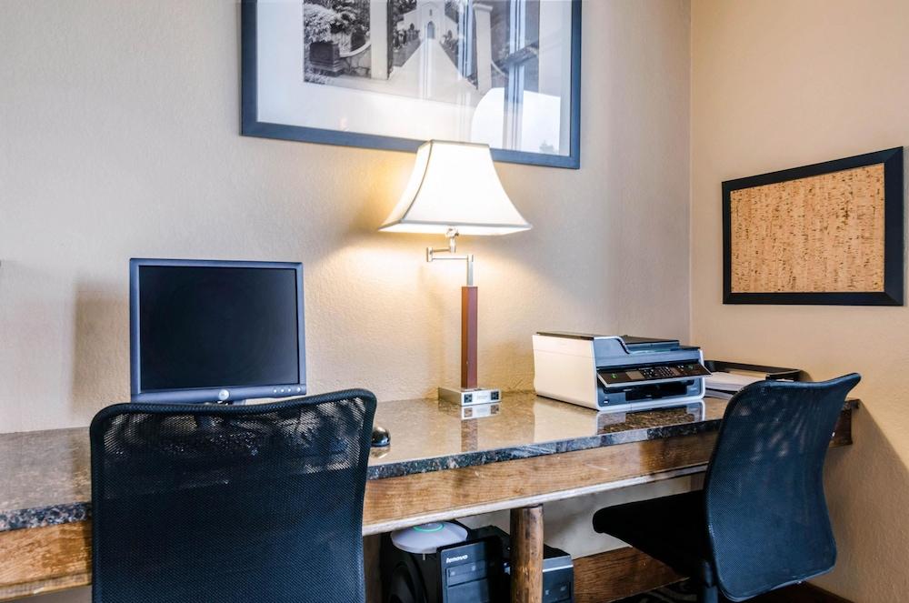 Quality Inn & Suites Carthage near Precious Moments Chapel photo 65