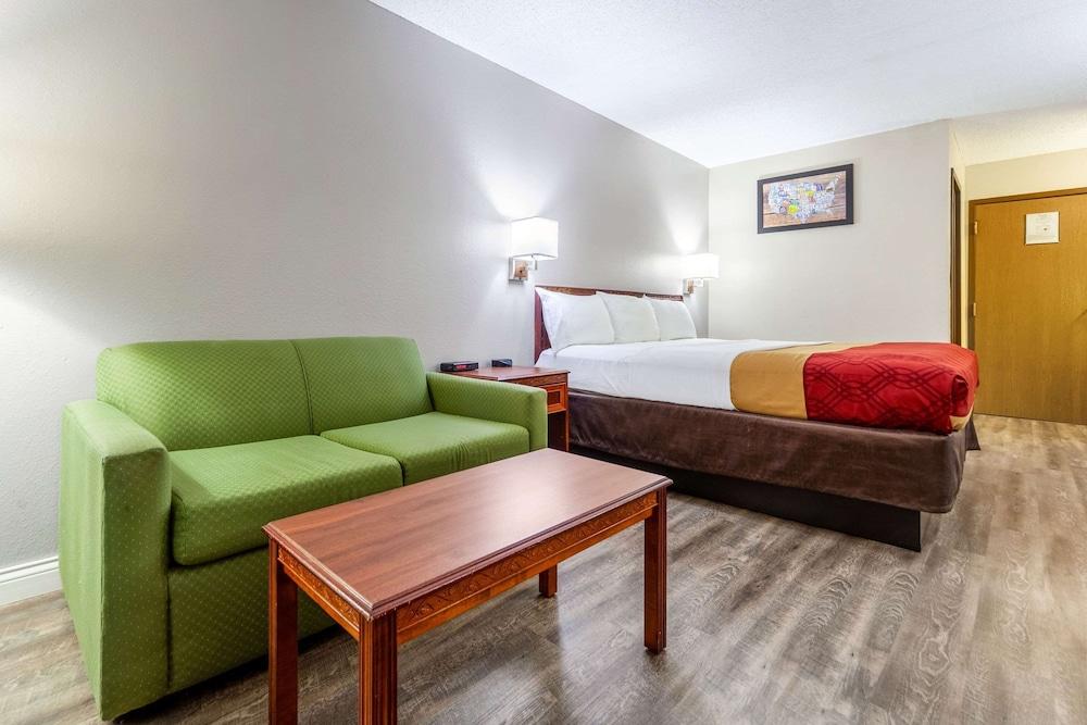 Econo Lodge Lincoln photo 14