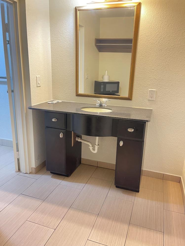 Budget Inn photo 8
