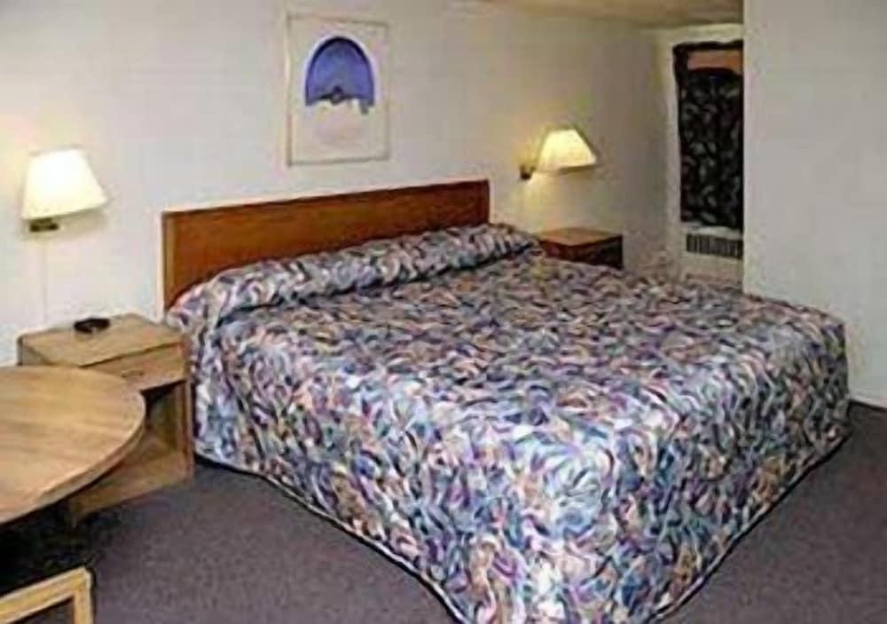 Econo Lodge photo 9
