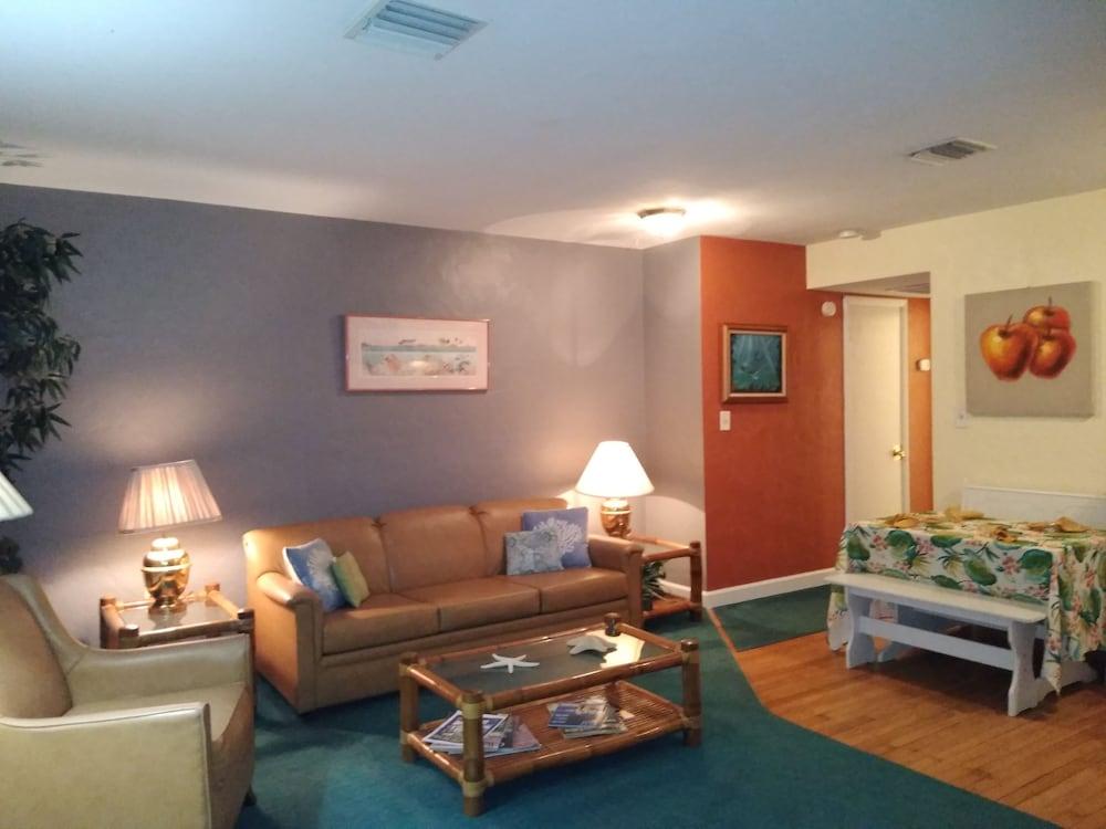 Swashbuckler Motel photo 20