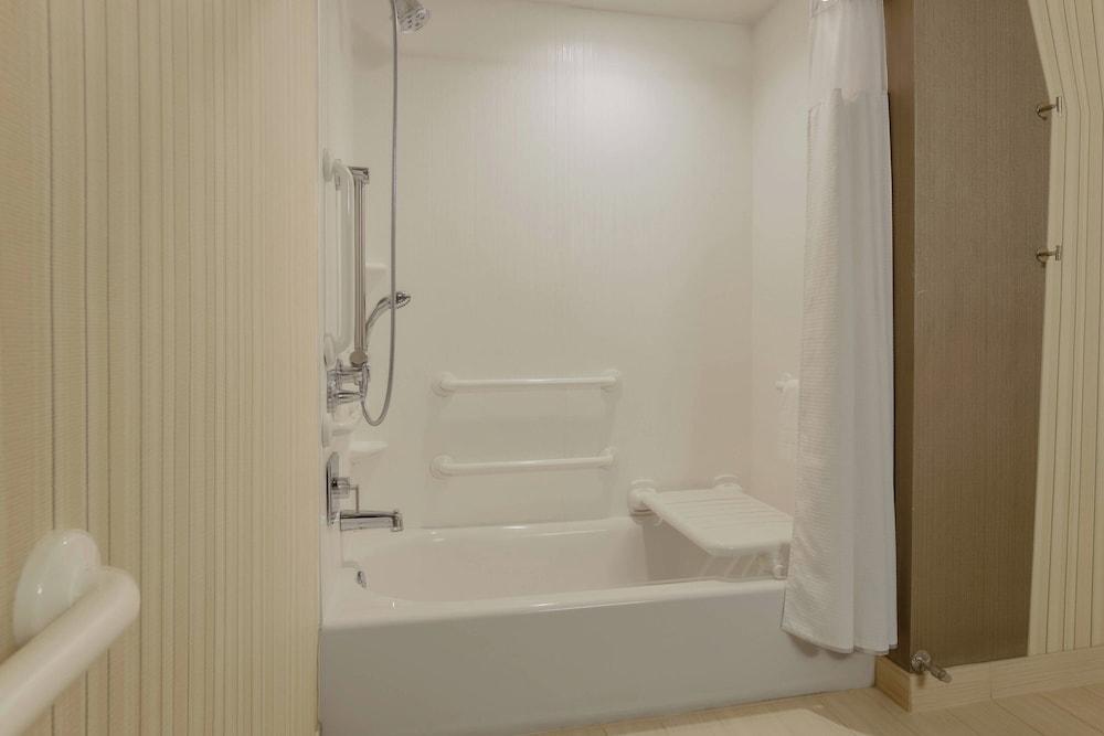 Courtyard by Marriott Dallas Midlothian-Midlothian Conf Ctr photo 15