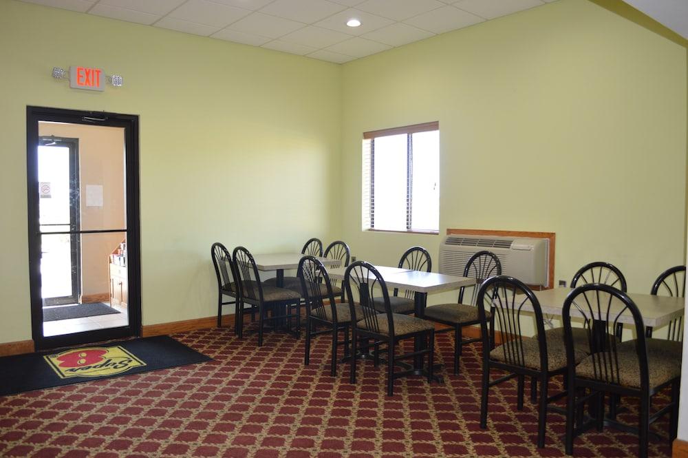 Red Roof Inn Ames photo 3