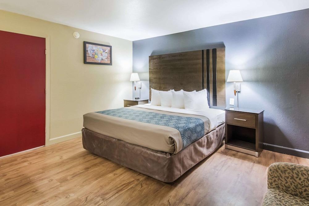 Econolodge Inn & Suites photo 23