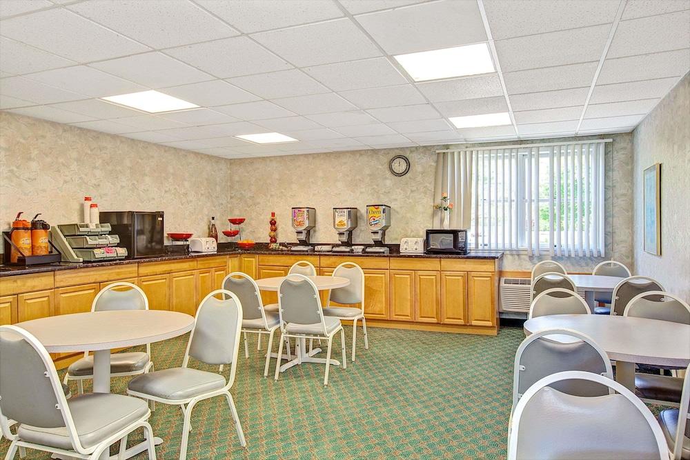 Ramada by Wyndham Parsippany photo 16