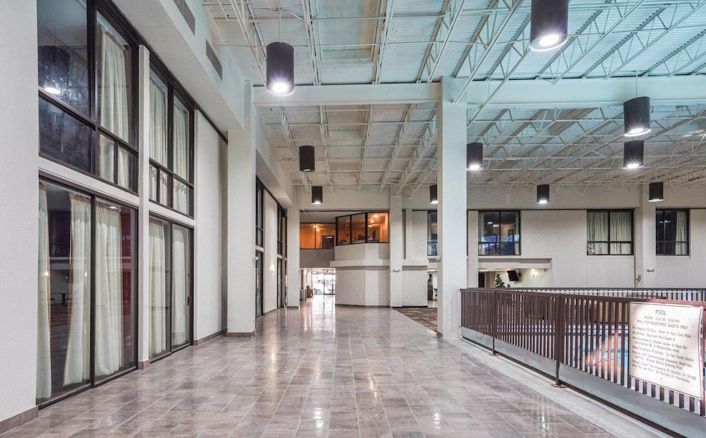 Red Roof Inn PLUS+ & Suites Houston - IAH Airport SW photo 34