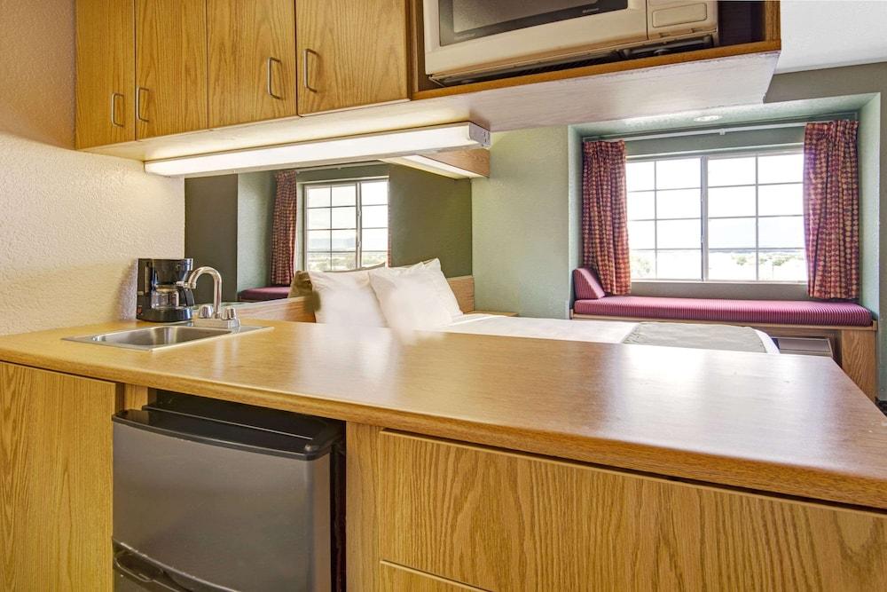 Microtel Inn & Suites by Wyndham Albuquerque West photo 16