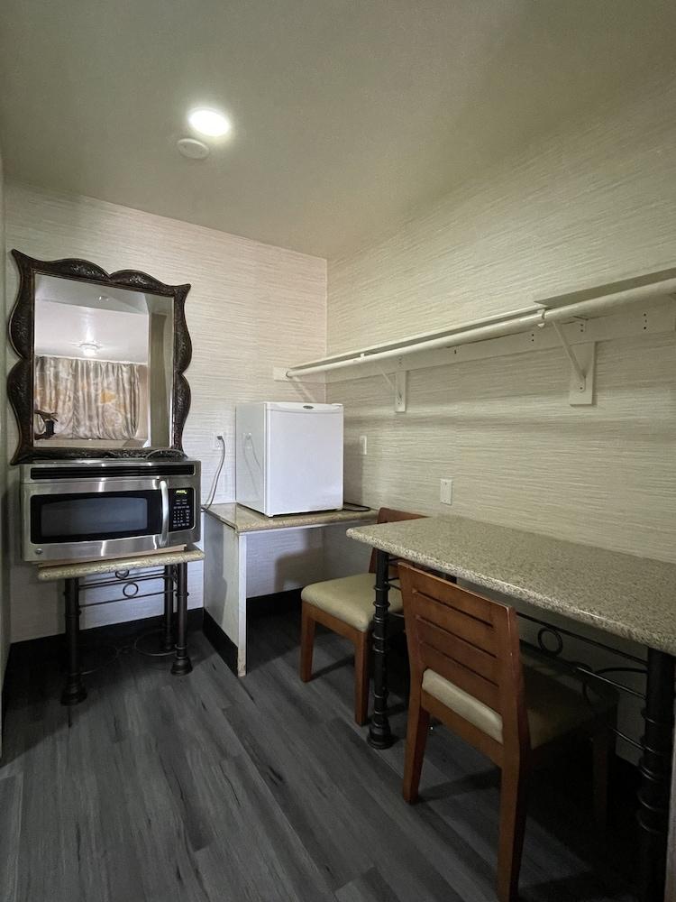 Crown Motel photo 32