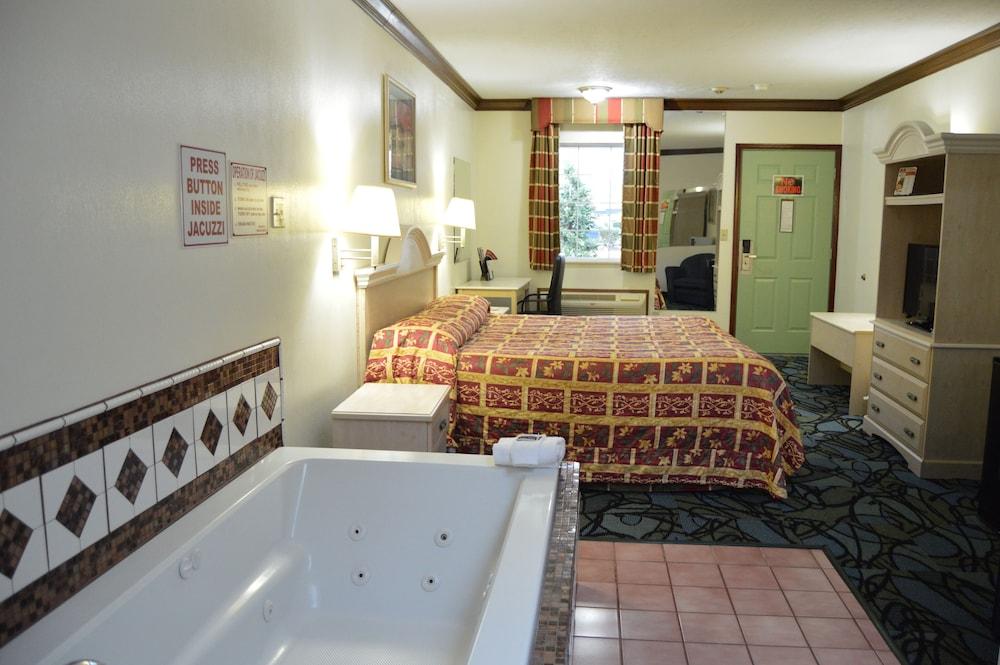 Economy Inn - Akron photo 18