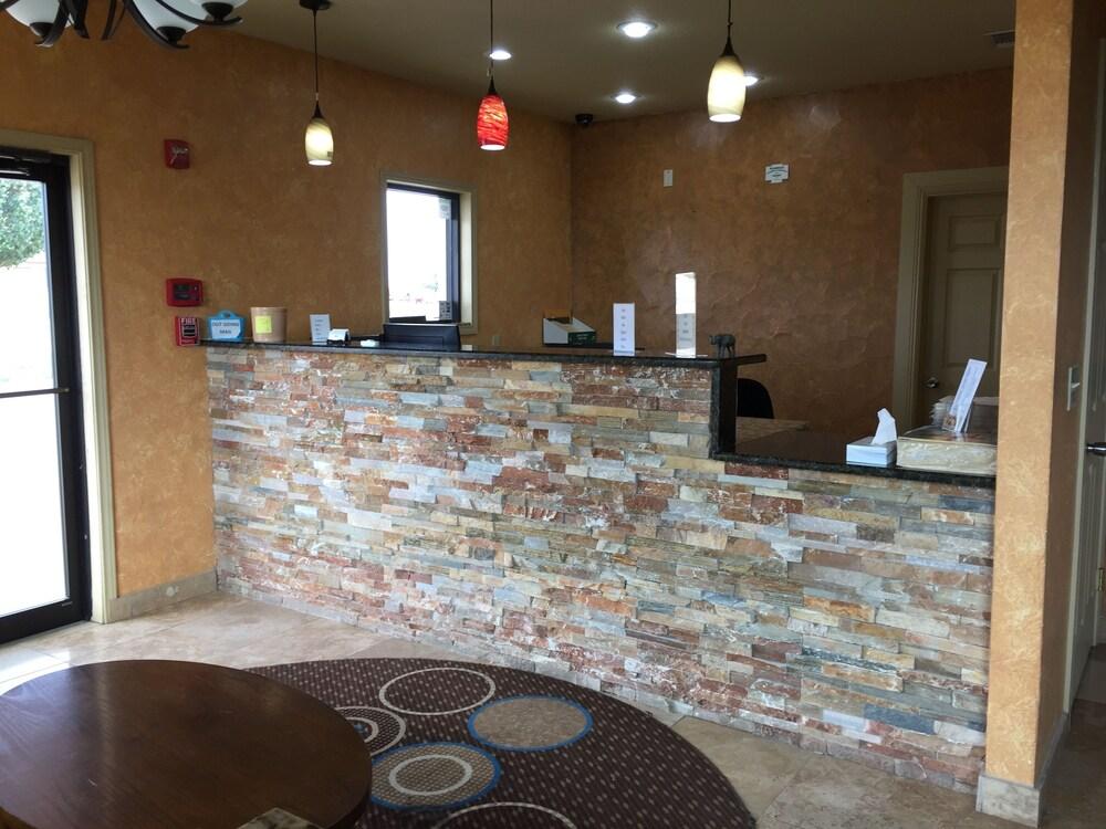Pearsall Inn & Suites photo 35