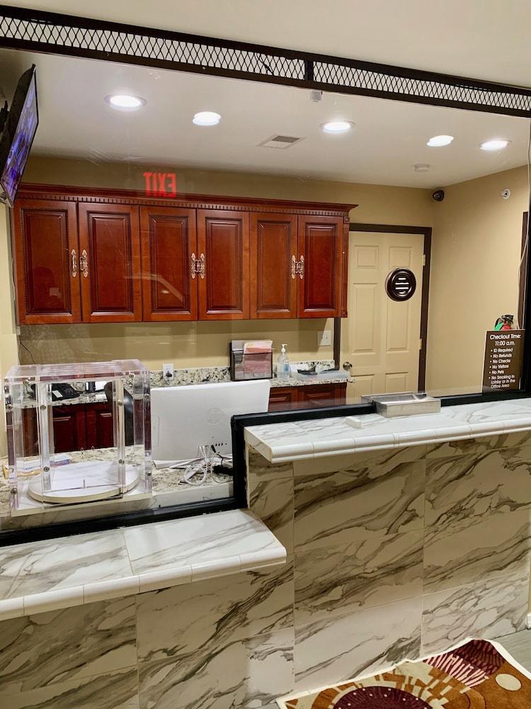Motor City Inn & Suites photo 9