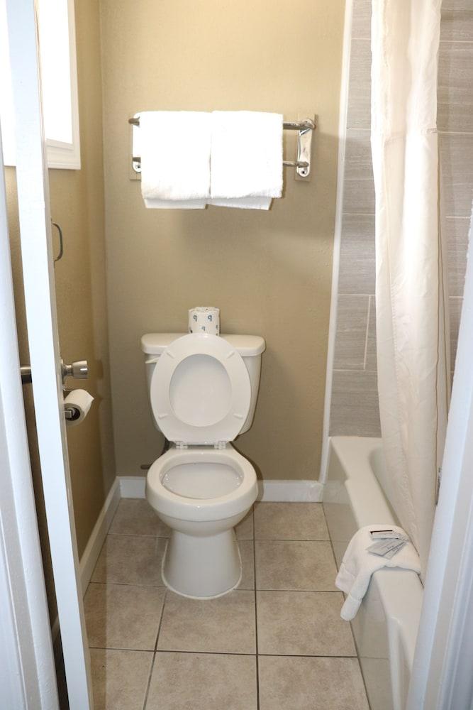Deluxe Inn Miami, OK photo 7