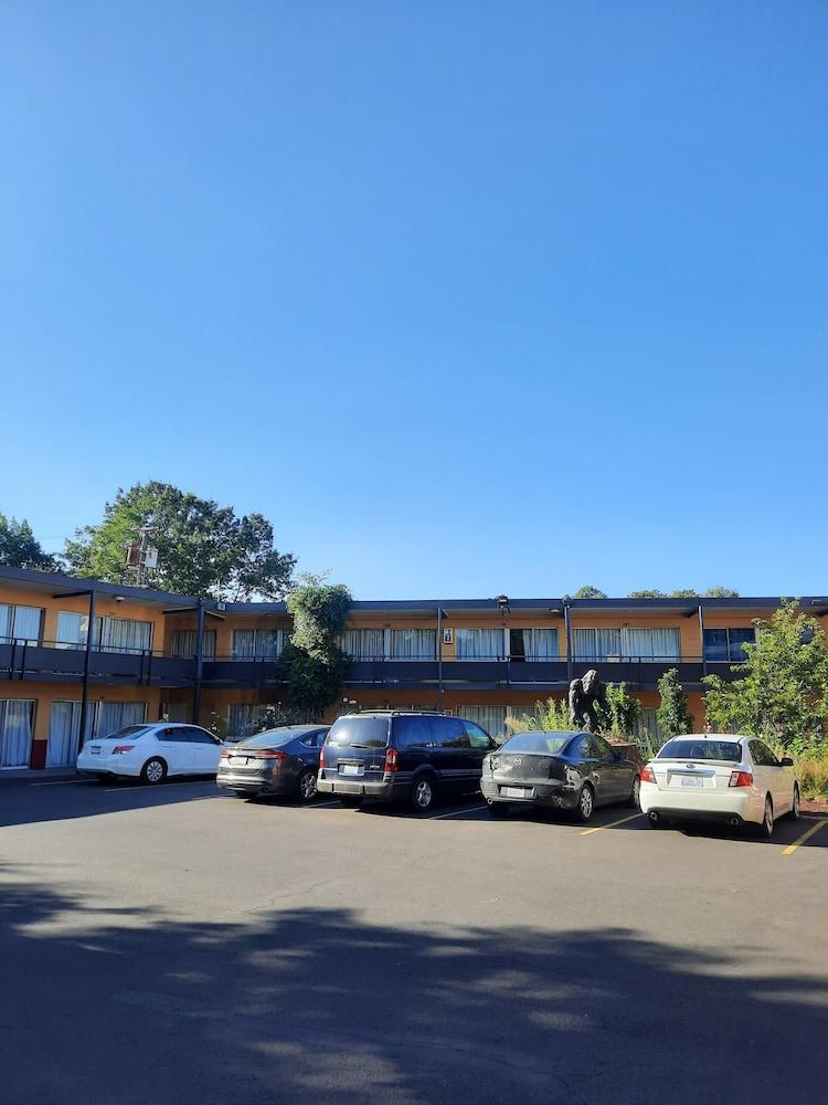Longview Inn photo 9