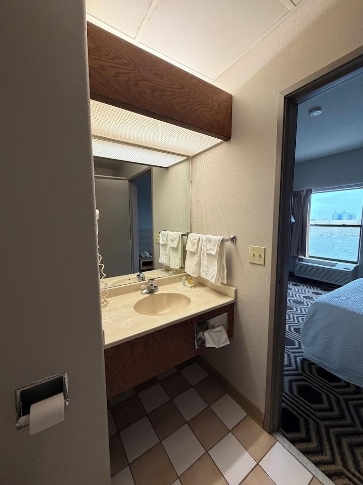Relax Inn & Suites photo 12