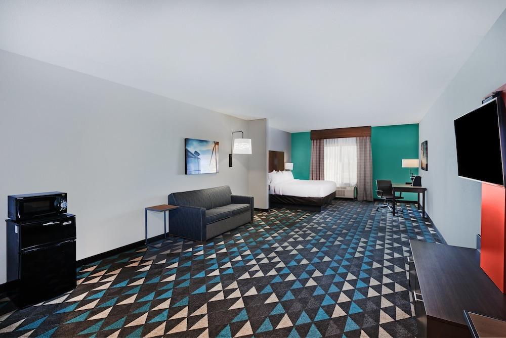 Holiday Inn Express & Suites Perryton by IHG photo 7