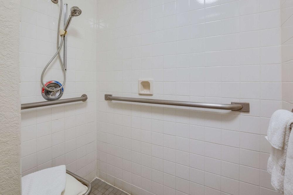 Econo Lodge Inn & Suites photo 32
