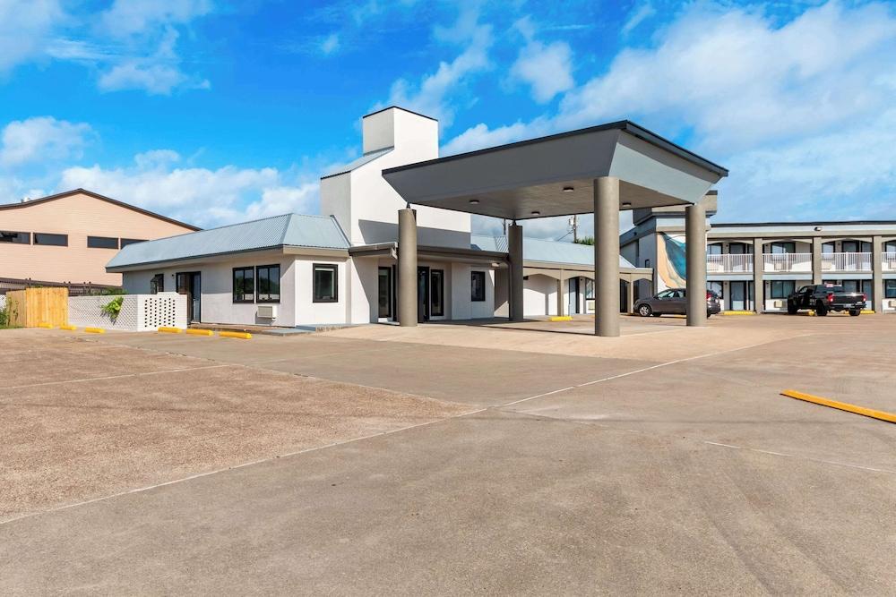 Quality Inn & Suites Port Lavaca near Lighthouse Beach — hotel in Port Lavaca