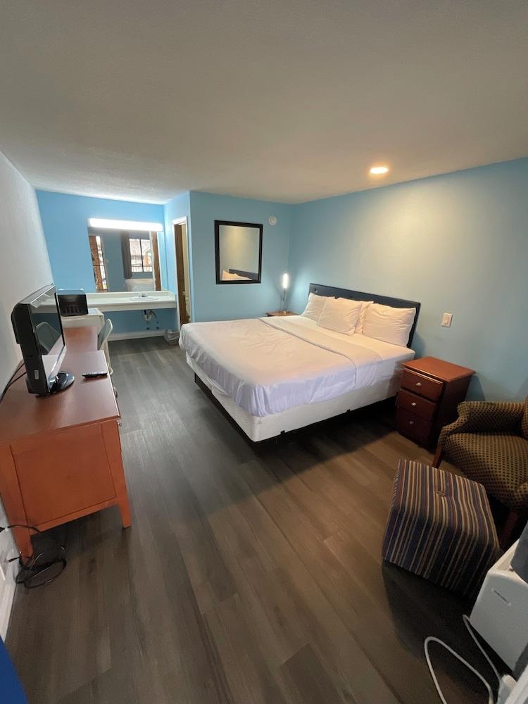 Oak Tree Inn photo 11