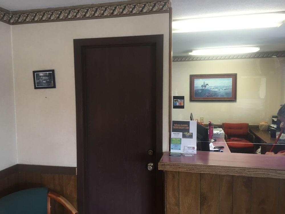 Midway Budget Inn photo 19