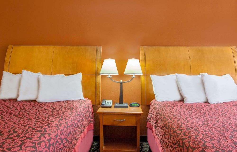 Days Inn by Wyndham Centerville photo 5
