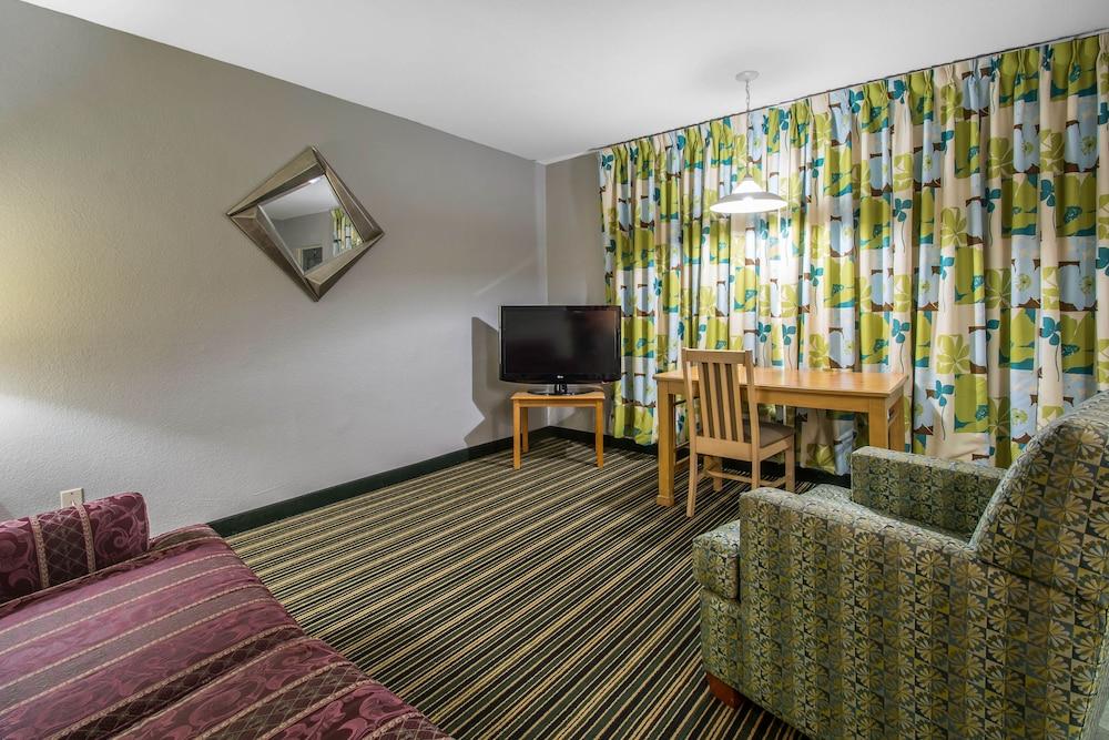 Rodeway Inn & Suites Winter Haven Chain Of Lakes photo 30