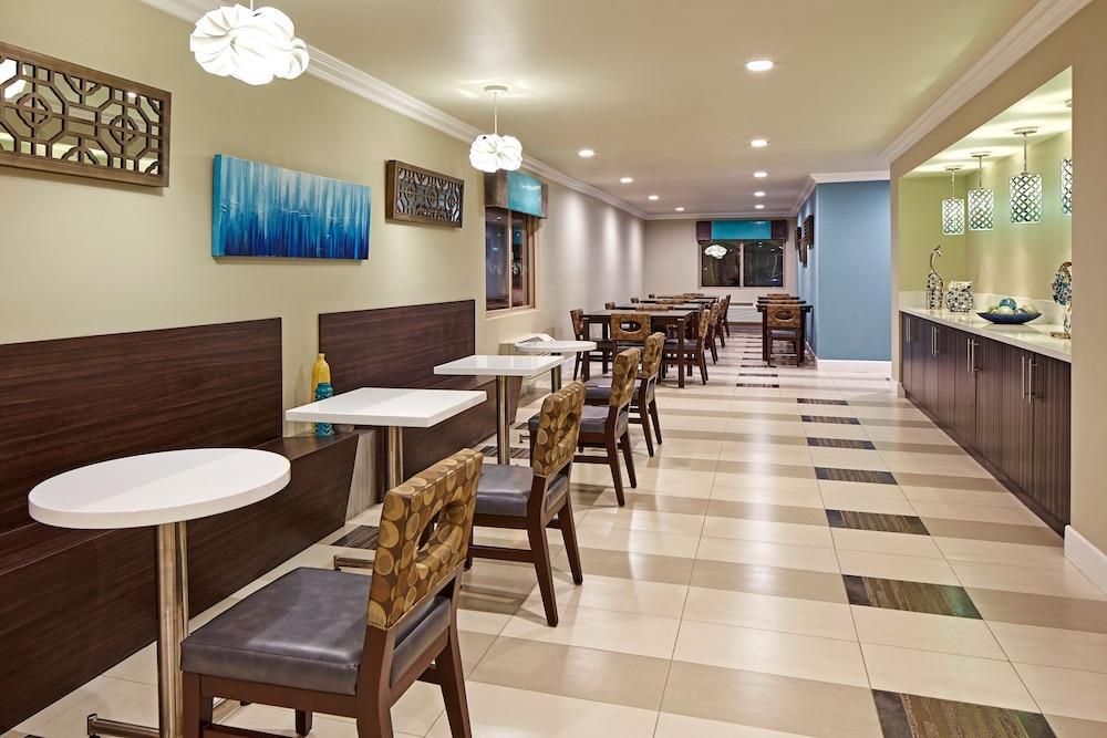 Eden Roc Inn & Suites photo 12