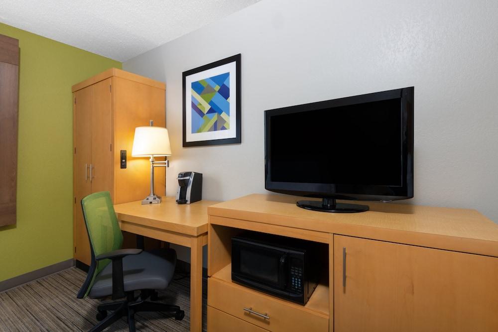 Holiday Inn Express & Suites Wheat Ridge-Denver West by IHG photo 2