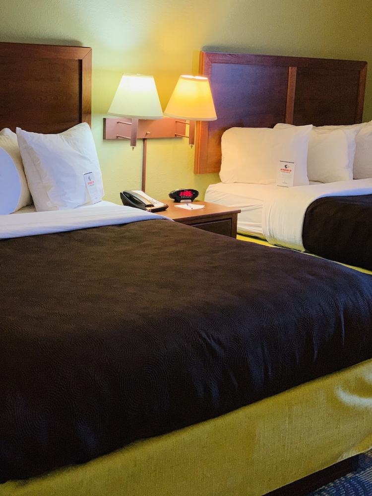 AmericInn by Wyndham Kewanee photo 68