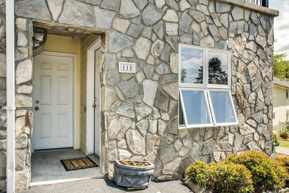 Boxwood Lodge photo 31