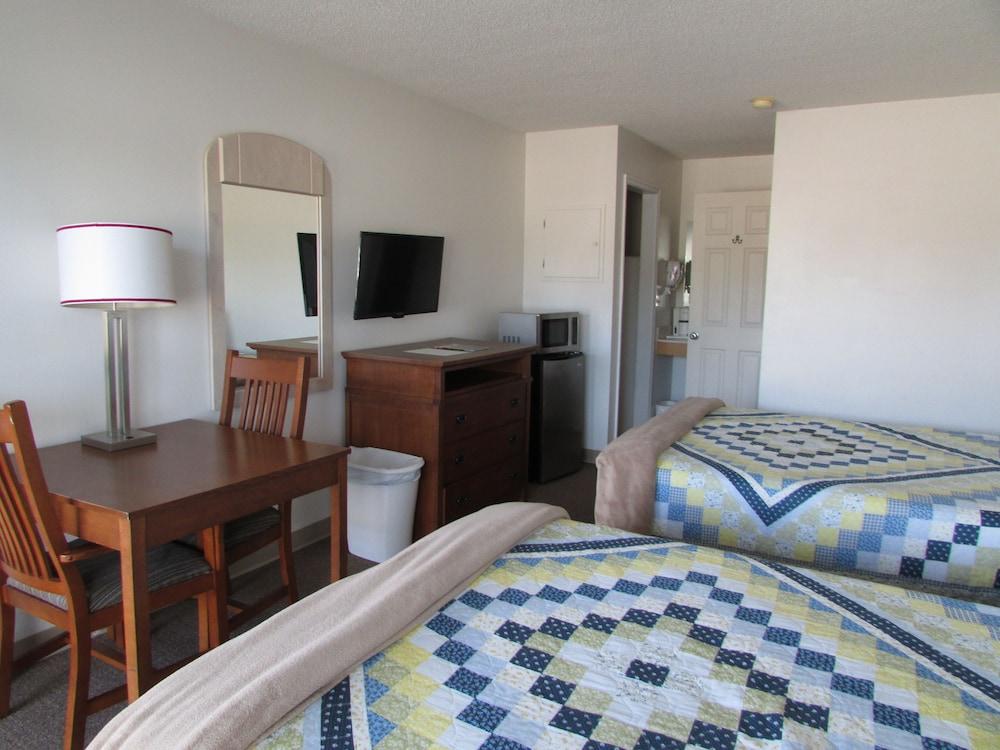 Douglas Inn & Suites photo 40