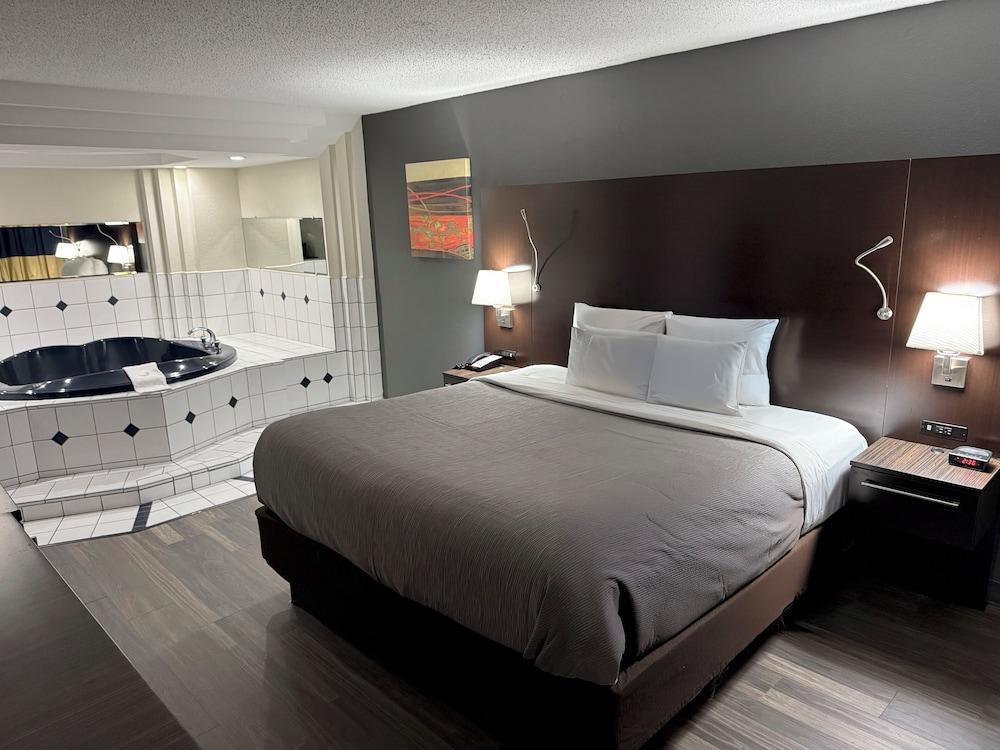 Quality Inn and Suites Livonia photo 10