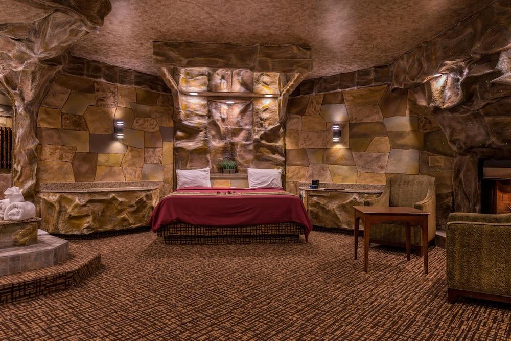 Inn of the Dove Romantic Suites with Jetted Tub & Fireplace photo 10