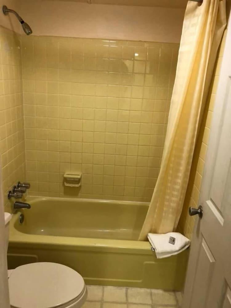 Scottish Inn & Suites photo 39