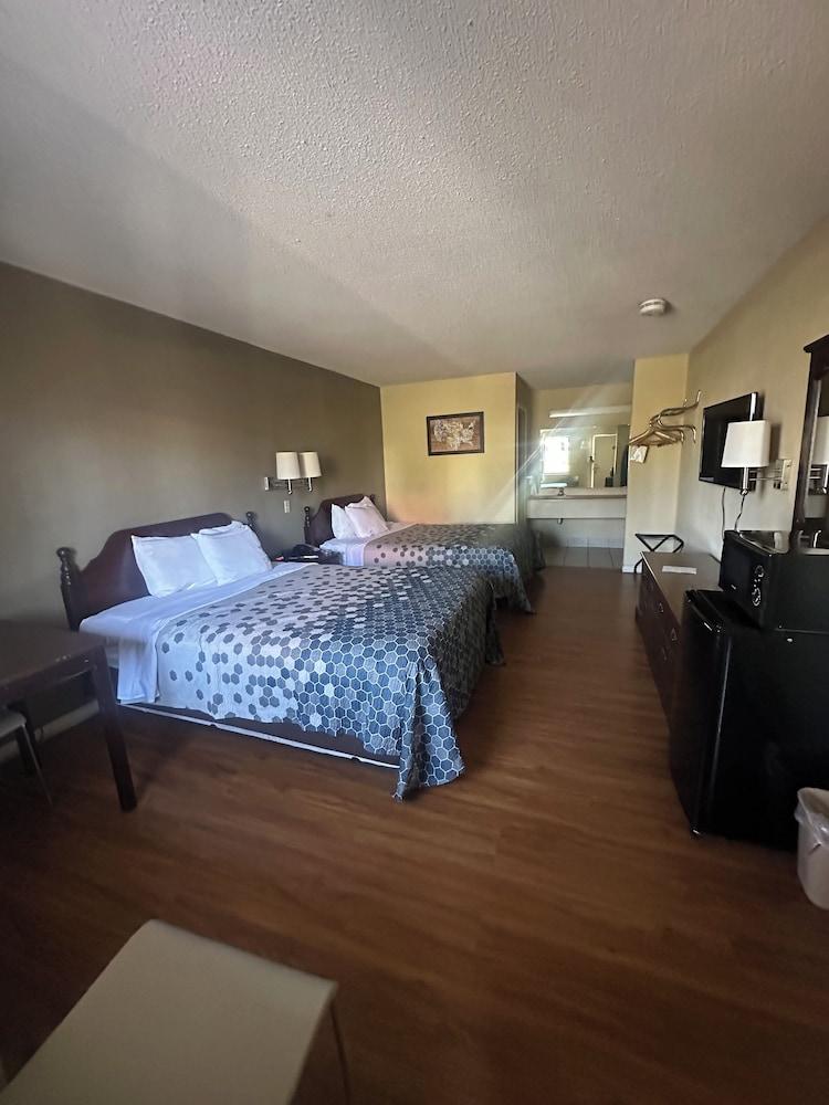 Econo Lodge Inn & Suites Southeast photo 9