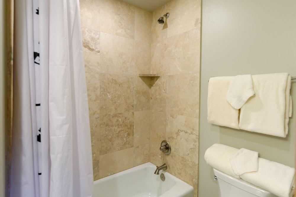 The Crestwood Condominiums photo 73