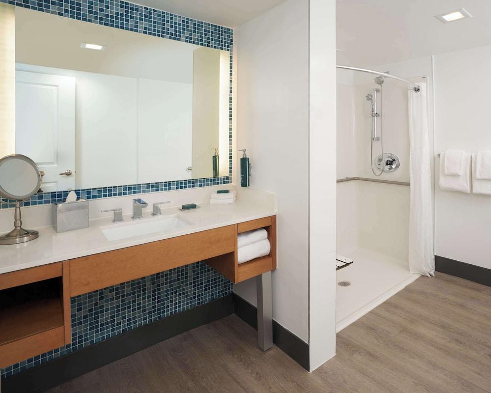 DoubleTree by Hilton Miami North I-95 photo 13