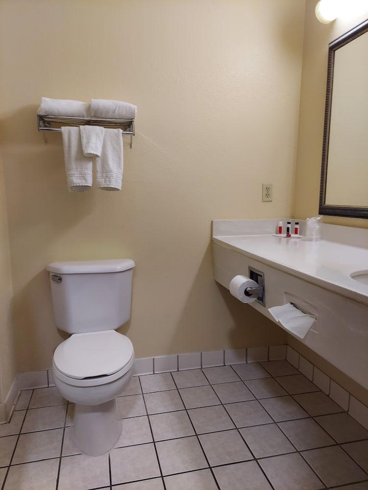 Baymont by Wyndham Portage Indiana Dunes photo 18