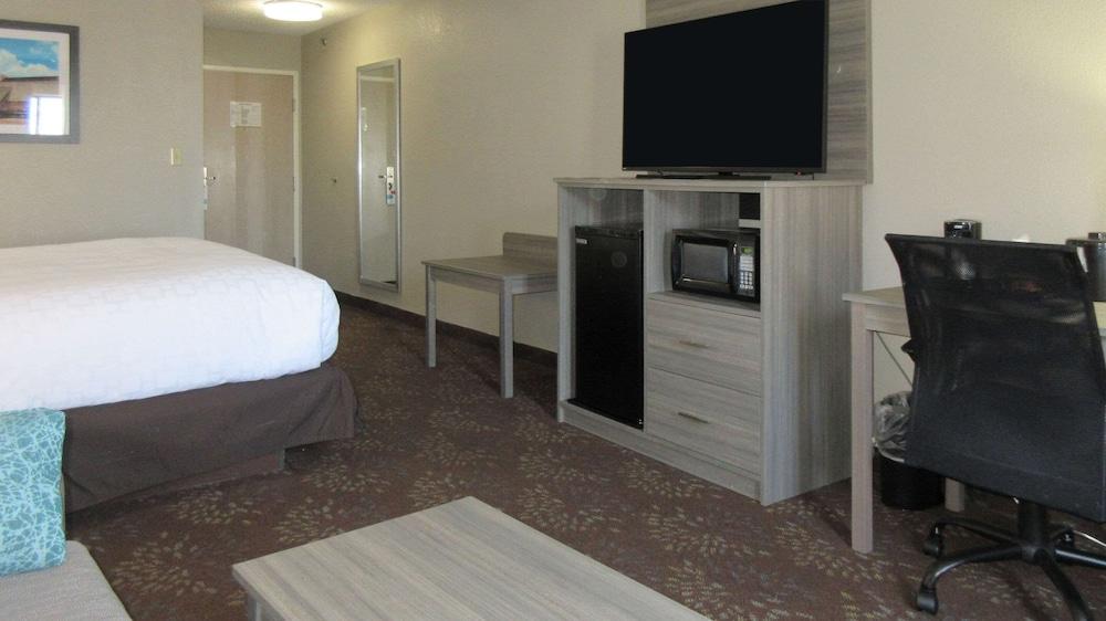 Clarion Pointe Evansville North photo 37