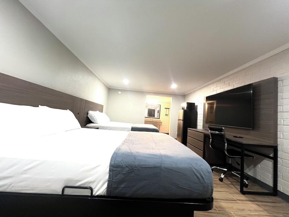 Economy Suites Extended Stay Tulsa photo 5